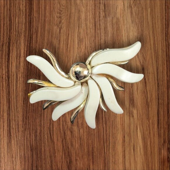 Vintage White Thermoset Gold Tone Flower Pin Brooch Abstract Design retro Estate - Picture 2 of 7